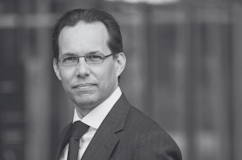 Man met bruin haar en bril