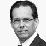 Man met bruin haar en bril