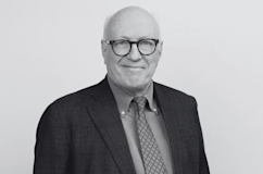 Kalende man met bril