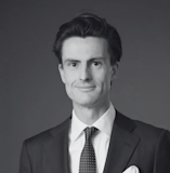 Man bruin haar en bruine ogen met stropdas