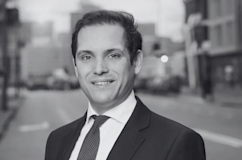 Man met stropdas en bruin haar